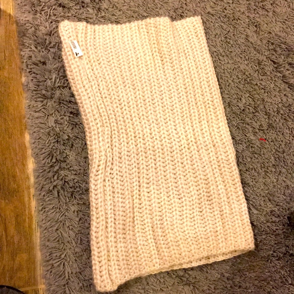 White neck infinity scarf H&M